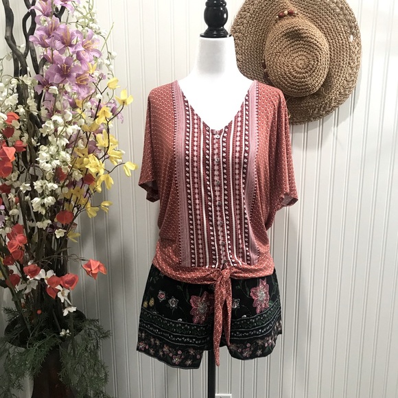 MEDIUM Tie Knot Short Sleeve Spring/Summer Top - Picture 8 of 11